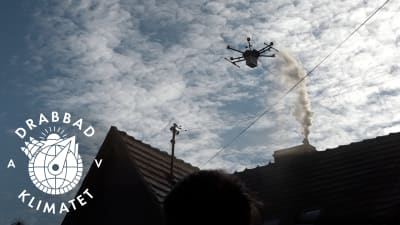 En drönare analyserar röken som kommer ut ur en skorsten på ett bostadshus i Katowice.