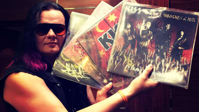 Kiss Army Finlands president Marko Syrjälä med signerade vinylskivor på Kiss Kruise VIII i Karibien 2018.