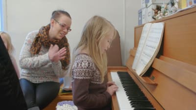 petra applåderar då hennes dotter spelar piano 