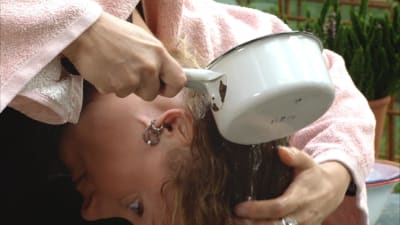 Alexandra de  Paoli tvättar sitt hår