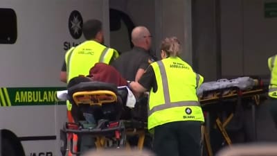 Räddningspersonal efter skjutningen i Christchurch