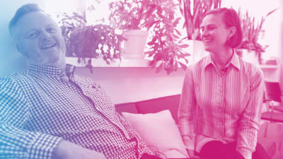 Jan Sundberg och Malin Gustavsson sitter i en soffa och skrattar.