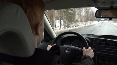 Albin Ljungqvist kör bil. 
