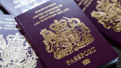 Brittiska pass med texten "Europeiska unionen" på pärmen.