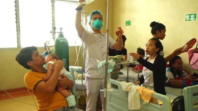 Sjukskötare på Filippinerna tar hand om mässlingspatienter. 