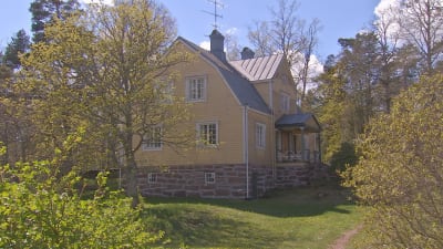 Ett stort gult hus som hör till Åbo Akademis Husö biologiska station på Åland