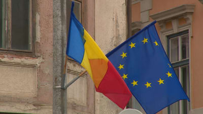 EU:s och Rumäniens flagga