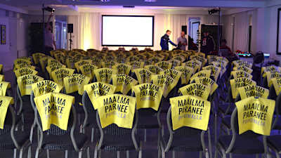 Kuvassa Yle Puheen -kangaskasseja.