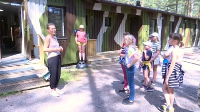 Guiden Jessica Kaunisranta pratar med skolelever utanför Hangö frontmuseum.