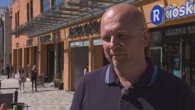 man utanför sin restaurang