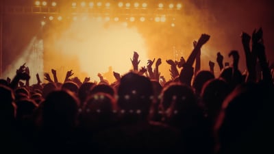 Händer uppe i luften på en konsert.