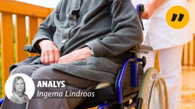 En äldre person sitter i en rullstol som rullas fram av en skötare. På bilden finns texten "Analys: Ingemo Lindroos".