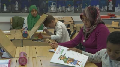 Finska lektion i Rajakylän koulu i Råby i Vanda med invandrarmammor med på lektionen.
