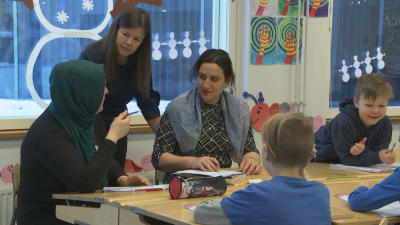 Finska lektion i Rajakylän koulu i Råby i Vanda med invandrarmammor med på lektionen.