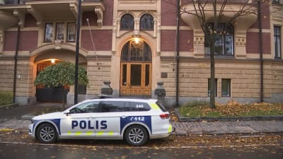 Polisbil på gatan utanför turkiska ambassaden i Helsingfors.