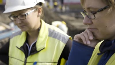 arkeologiska utgrävningar i Åbo, torget, två arkeologer Maija Helamaa och Auli Bläuer