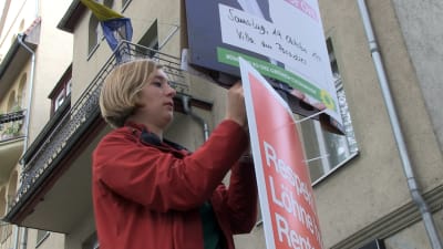 Hanna Steinmüller hänger upp plakat.