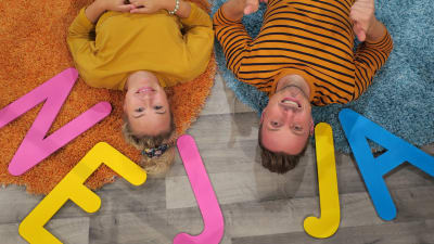 BUU-klubbens programledare Jontti och Malin med ja- och nejskyltar i tv-studion