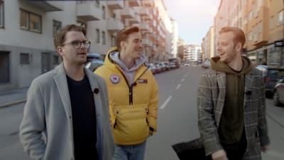 Humorgruppen JLC i Sverige samtalande och skrattande på gata med Carl Dëman till höger.