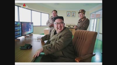 Nordkoreas ledare Kim Jong-Un övervakar en robottest.