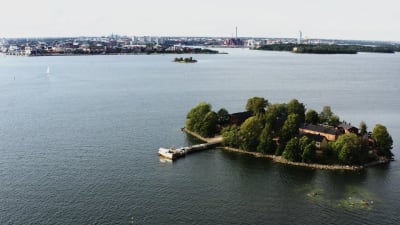 Maria och sommarpratarna spelas in på den lilla idylliska ön Lonna, som finns ett stenkast utanför Helsingfors. Bild: Parad Media, 2019