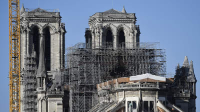 Notre-Dame som omges av byggställningar.