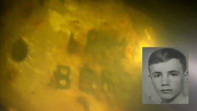 en svartvit bild av en ung mans anskikte mot gul bild av en del av vraket efter m/s irma