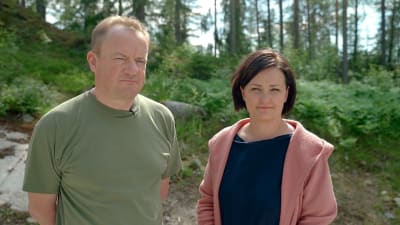 Ilkka Herlin och Saara Kankaanrinta står ute i naturen.