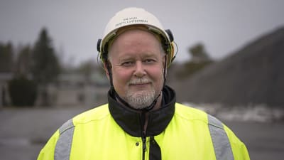 ett porträtt av en man med hjälm och reflexjacka