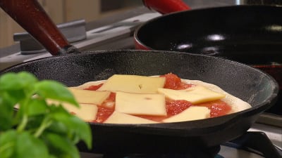 Pizzabotten steks i gjutjärnspanna.