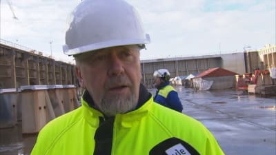 Wasalines vd Peter Ståhlberg i torrdockan vid varvet i Raumo.