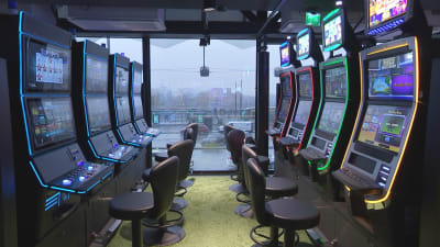 Åtta spelautomater i finskt köpcentrum med stolar för långvarigt spelande.