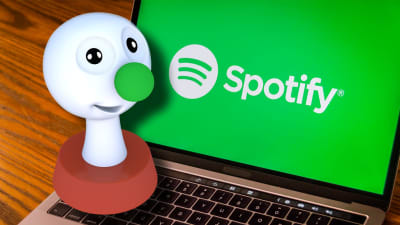 BUU-stämpen lyssnar på Spotify via en dator