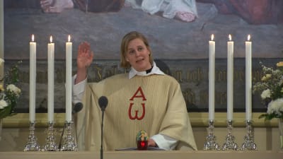 Liturgen och kyrkoherden Camilla Ekholm vid altaret i Sibbo nya kyrka