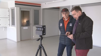 Micke Eriksson och Veijo Hämeenaho använder 3D-kamera för att skapa en virtuell visning av ett rum.