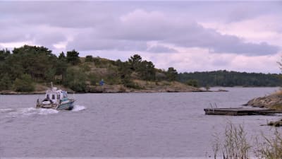 En båt kör i sundet utanför Korpoström.