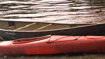 En kajak och en kanot vid älvstranden, Oulankajoki.