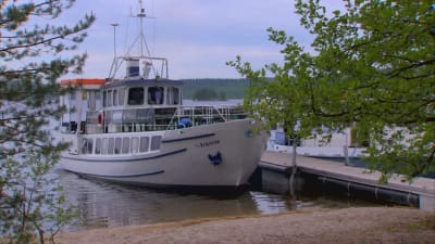 Båten Elbatar förtöjd vid Kelvennes brygga i Päijänne nationalpark.