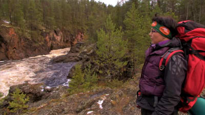 Minna Koramo vandrar längs karhunkierros i Oulanka nationalpark.