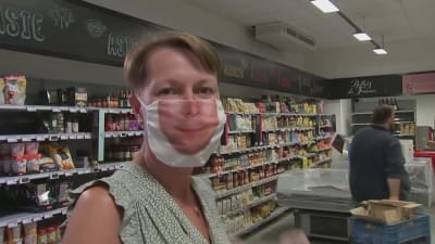 Kvinna med ansiktsskydd