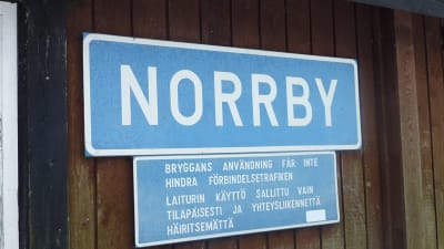 En blå skylt med texten Norrby.