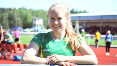 Emilia Karell lutar mot ett staket.