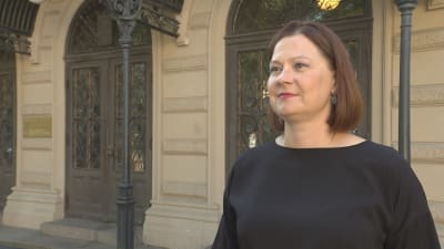 Minna Arve står framför stadshuset i Åbo.