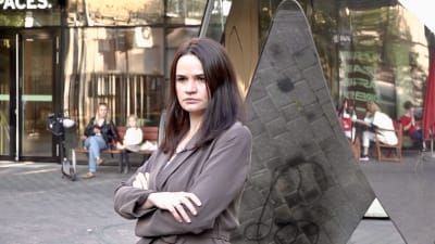 Svetlana Tichanovskaja poserar för foto i samband med en intervju i Vilnius.