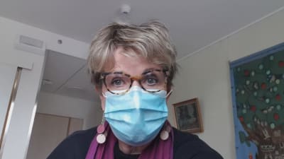 Lisa Enckells besöker sin mamma under coronaepidemin iförd munskydd.