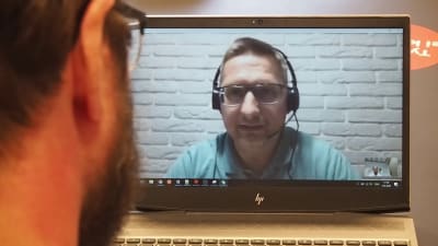 Redaktör Linus Lång intervjuar den ukrainske cybersäkerhetsexperten Bob Diachenko per videosamtal.
