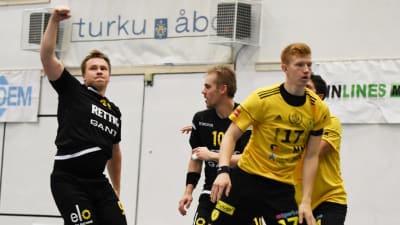 Andreas Nyström firar mål.