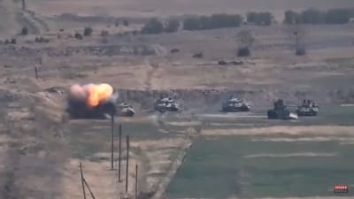 En skärmdump från en video från det armeniska försvarsministeriet sägs visa en azerisk stridsvagn explodera på frontlinjen på söndag morgon. 