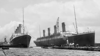 Systerfartygen Olympic och Titanic vid kajen.