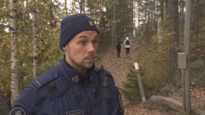 Poliskonstapel i skogen